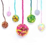 7807661001041-3-1.jpg Pelota para Gato de Lana es el juguete perfecto para mantener a tu felino entretenido y activo. Con un diámetro de 5 cm, esta pelota está elaborada en lana de alta calidad y presenta un hilo largo suelto que imita una cola, ofreciendo una variedad de formas de juego. Disponibles en vibrantes colores, este juguete está diseñado para jugar al tira y recoge o al péndulo suspendido, proporcionando horas de diversión para tu gato. La Pelota para Gato de Lana no solo estimula el instinto natural de caza de tu gato, sino que también contribuye a su bienestar físico y mental, haciendo de este juguete una adición valiosa a su rutina de juego.