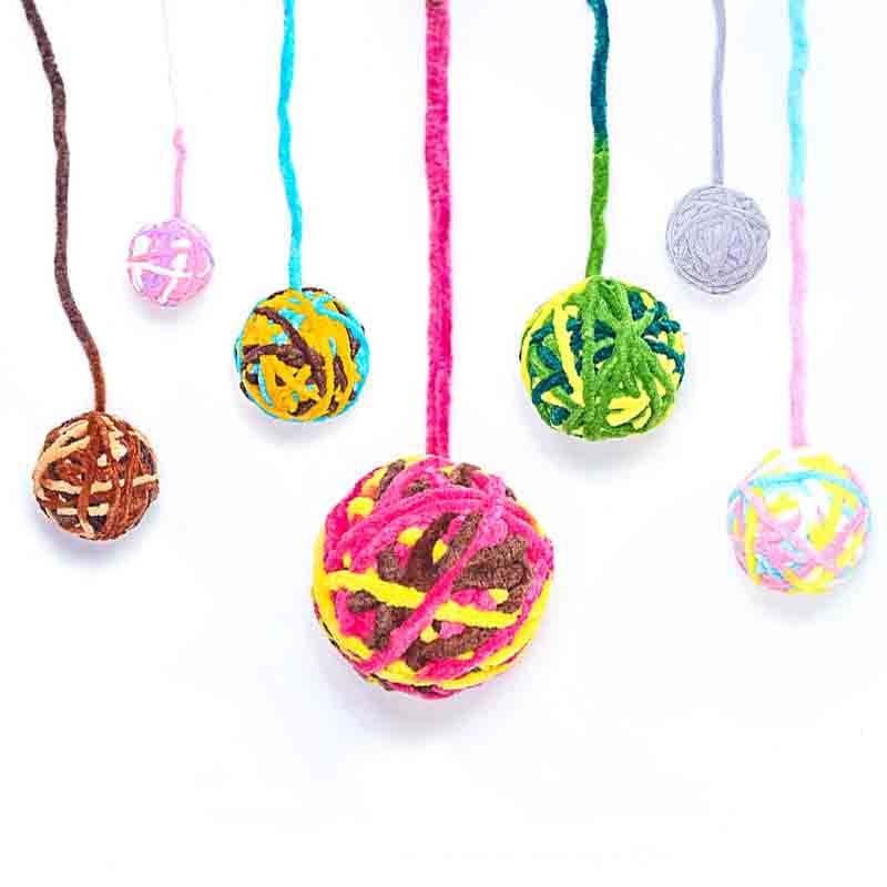 7807661001041-3-1.jpg Pelota para Gato de Lana es el juguete perfecto para mantener a tu felino entretenido y activo. Con un diámetro de 5 cm, esta pelota está elaborada en lana de alta calidad y presenta un hilo largo suelto que imita una cola, ofreciendo una variedad de formas de juego. Disponibles en vibrantes colores, este juguete está diseñado para jugar al tira y recoge o al péndulo suspendido, proporcionando horas de diversión para tu gato. La Pelota para Gato de Lana no solo estimula el instinto natural de caza de tu gato, sino que también contribuye a su bienestar físico y mental, haciendo de este juguete una adición valiosa a su rutina de juego.