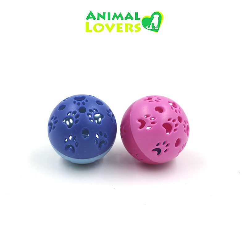 970257807661001106-1-1.jpg as Pelotas para Gatos con Cascabel presentan un diseño colorido y atractivo que captará la atención de tu felino. Con sus llamativas opciones de color rosa y azul, y sus alegres patrones de patitas, estas pelotas están diseñadas para estimular visualmente a tu gato y animarlo a jugar. El diseño visualmente estimulante es ideal para despertar la curiosidad y el interés de los gatos, invitándolos a interactuar con el juguete y explorar su entorno de manera más activa.