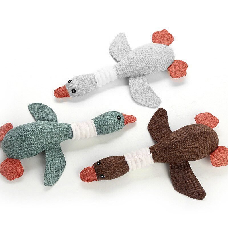 juguetes-para-perros-peluches-patos Juguetes para Perros Peluches Patos ofrecen diversión y entretenimiento para nuestras queridas mascotas, combinando la suavidad reconfortante de un peluche con la emoción de una figura de pato. Estos juguetes están diseñados específicamente para perros, brindándoles horas de diversión mientras satisfacen su instinto natural de jugar y morder.