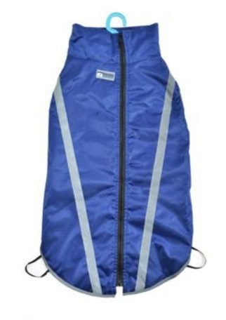 parka-perro-reflectante-cierre-azul.jpg Parka Perros Reflectante Cierre Azul está diseñeada para proporcionar suficiente calidez: este abrigo de invierno para perro está hecho de tela de alta calidad. De color Azul esta parka viene con bordes reflectantes en sus bordes para no perder de viste a tu mascota en todo momento. Esta parka esta pensada en mascotas medianas a grandes.
