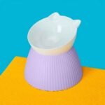 plato-gato-elevado-lila Plato Gato Elevado Lila es mucho más que un simple recipiente para la comida de tu felino; es una declaración de estilo combinada con una funcionalidad excepcional. Diseñado para mejorar la experiencia alimentaria de tu gato, este plato elevado ofrece una serie de beneficios que promueven una alimentación más cómoda y saludable para tu mascota.